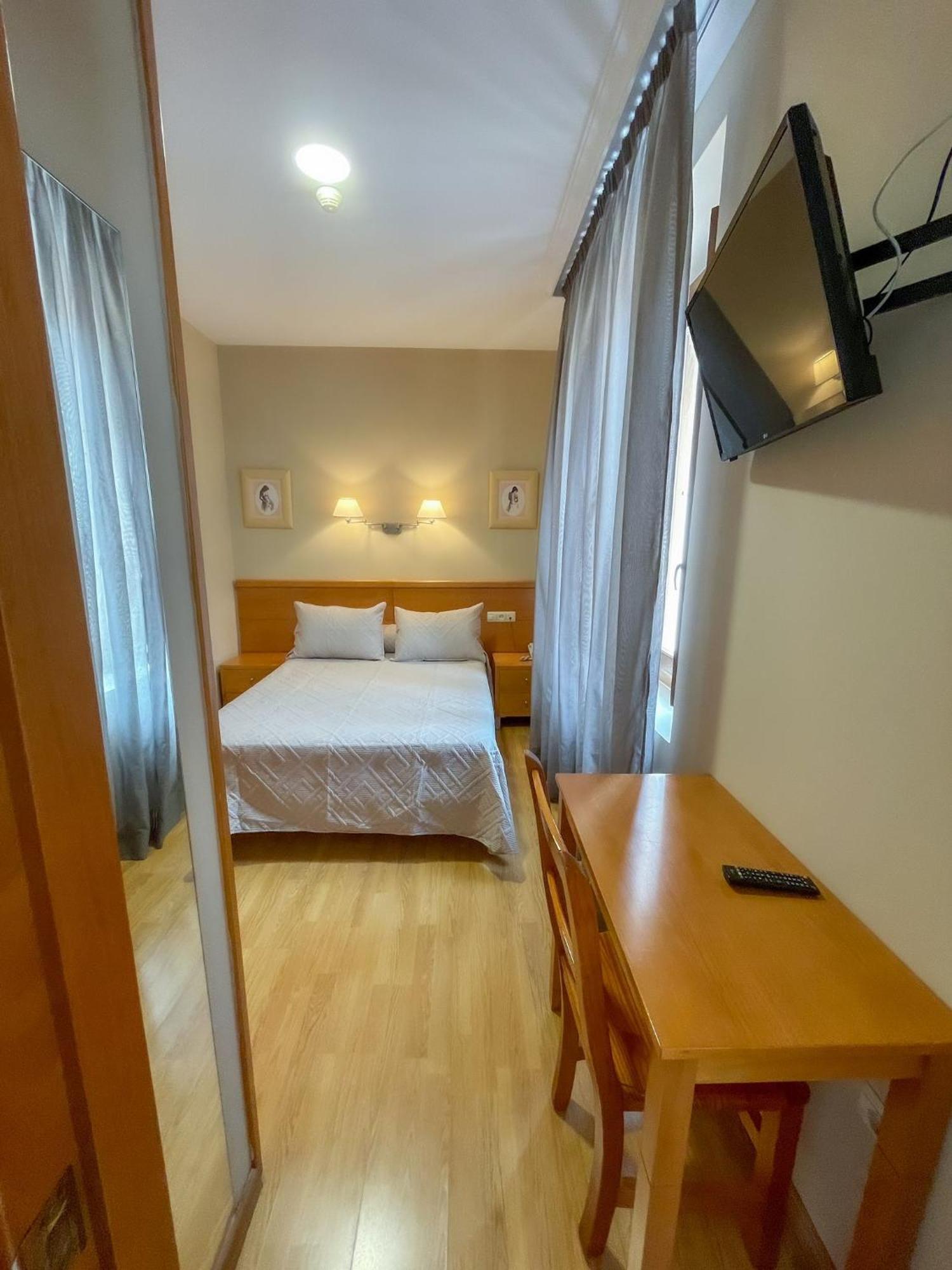 Hotel Castilla Caces المظهر الخارجي الصورة