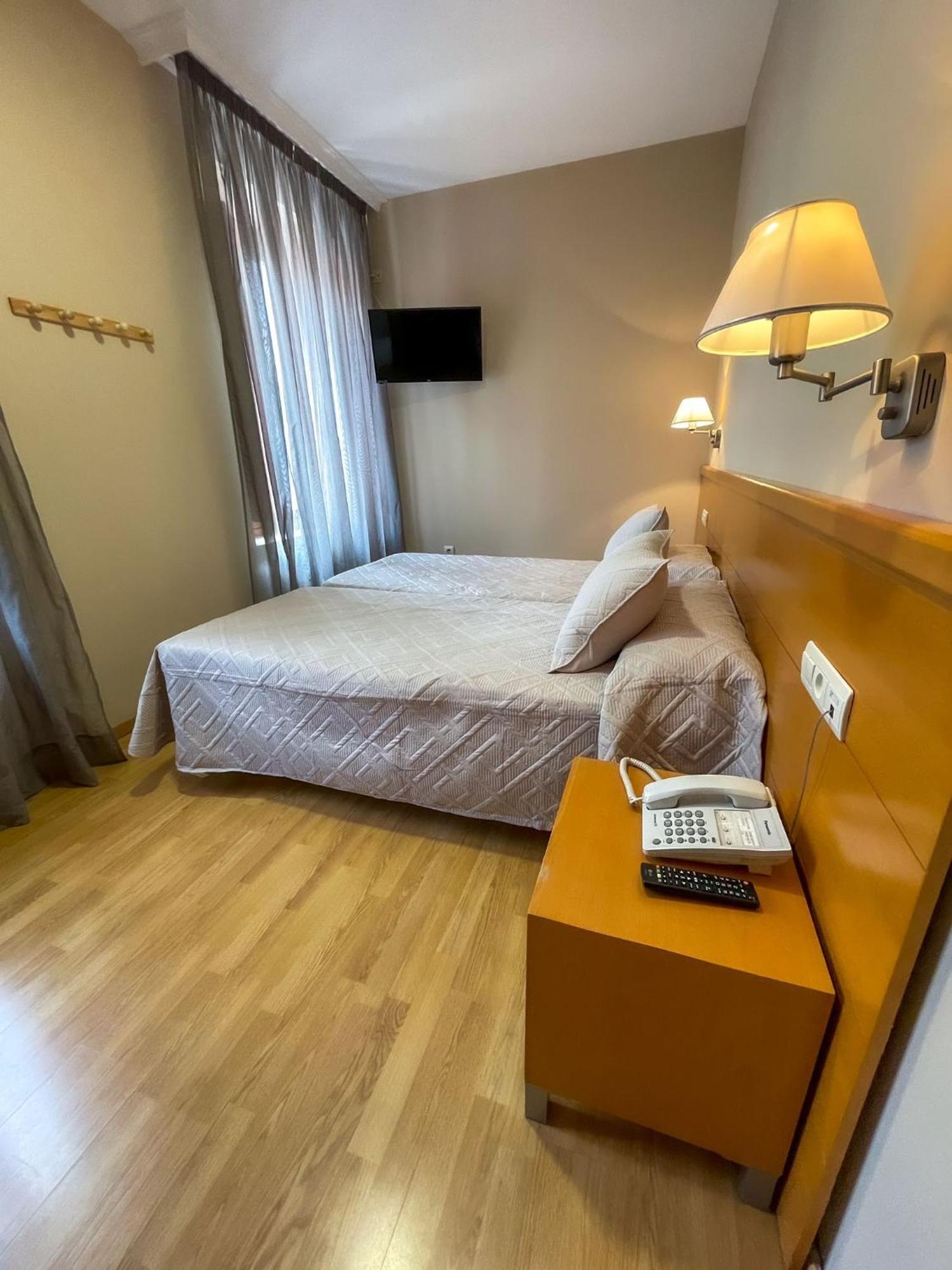 Hotel Castilla Caces المظهر الخارجي الصورة
